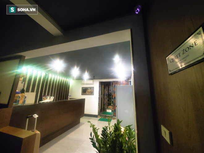 Cả khách sạn chìm trong sự vắng lặng, buồn tẻ.