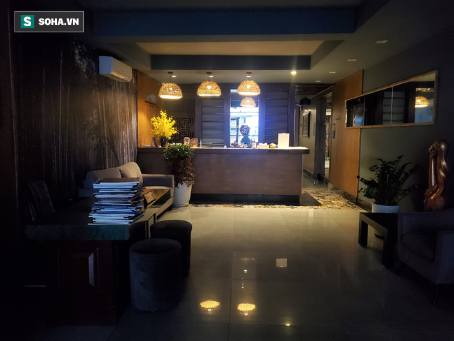 Bên trong khách sạn vừa phải ngưng hoạt động vì kinh doanh thất thu, khung cảnh đều tăm tối, ảm đạm.