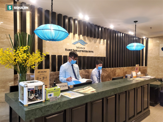 Hiện tại, lượng khách tại một vài cơ sở của Hanoi Emerald Waters Hotel còn hoạt động khá ít ỏi, chỉ khoảng 20% số phòng có khách thuê, trong khi, phải cần đến 80% số phòng có khách mới giúp khách sạn 