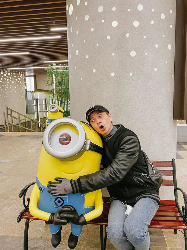 Ngô Kiến Huy vừa đăng tải hình ảnh check in tại Hàn Quốc cùng với chú Minions.