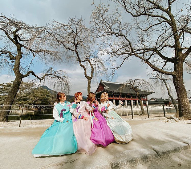 Đặc biệt, trong nhóm bạn đi chơi cùng Sĩ Thanh thời điểm đó còn có hot girl Ribi Sachi làm dấy lên tin đồn cả Ngô Kiến Huy và Ribi Sachi cùng nhóm bạn đi chơi tại Hàn Quốc vào hồi Valentine.