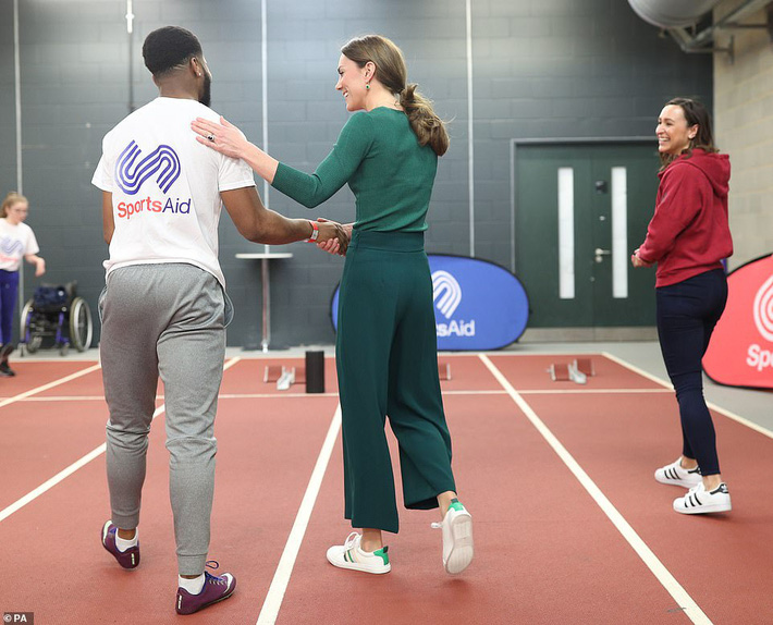 Kate khéo léo phối giày sneaker cùng tông với set đồ, nhưng mức giá của đôi giày này mới là điều bất ngờ nhất.