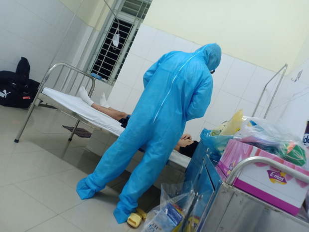 Mỗi ngày 2 lần bác sĩ sẽ tới từng phòng bệnh để kiểm tra sức khỏe và đo thân nhiệt cho những người cách ly