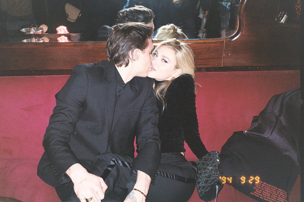 Đôi trẻ khóa môi nhau tình cảm.