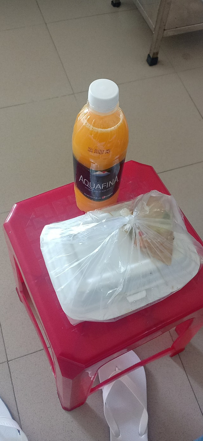 Những phần ăn Thiên Vương được người nhà gửi vào cho và cả phở bò viên được chị y tá mua giúp trong những ngày cách ly