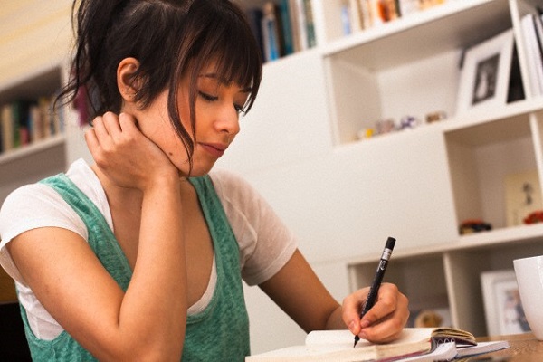 Nếu vợ chồng chú út biết chuyện mẹ lén lút đưa hết tiền tiết kiệm cho chị dâu cả thì lại xảy ra mâu thuẫn mất. (Ảnh minh họa)