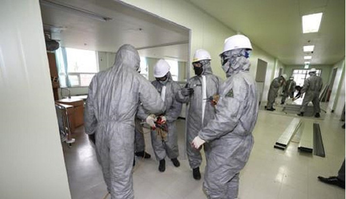 Binh sĩ lắp ráp những chiếc giường tại Bệnh viện Lực lượng vũ trang ở Daegu trong ngày 28-2 để chuẩn bị đối phó với việc tăng đột biến các ca dương tính với virus corona chủng mới trong TP Daegu - Ảnh: Yonhap