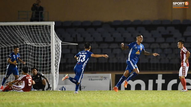 Sang hiệp 2, CLB Quảng Nam có bàn thắng mở tỉ số từ pha lập công của ngoại binh số 24 Lucas Dos Santos ở phút 62.