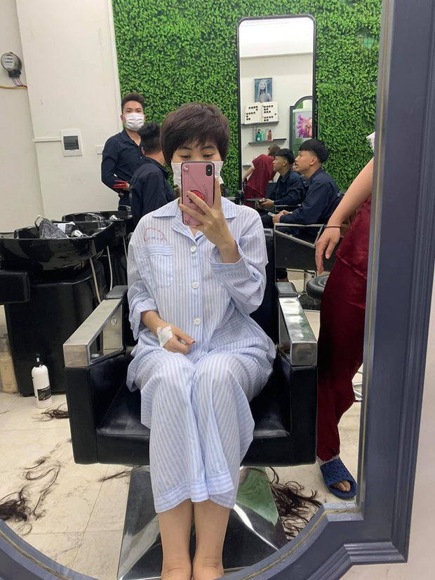 ... và mái tóc tém khi chuẩn bị bước vào đợt xạ trị.