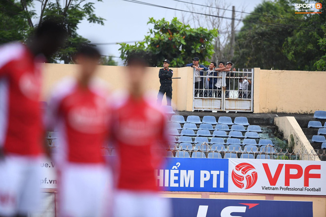 Trận đấu đóng cửa với khán giả do lo ngại sự lây lan của dịch Covid-19. Tuy nhiên, người hâm mộ vẫn tập trung ngoài sân vận động để theo dõi trận đấu.