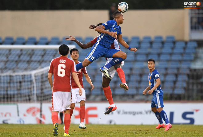 Hiệp 1 diễn ra với những diễn biến không quá căng thẳng. Hai đội đều không thể ghi bàn dù đã có những cơ hội gây nguy hiểm cho khung thành đối phương.