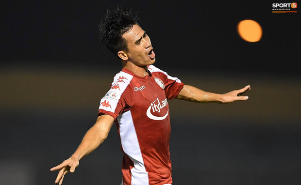 Ngô Viết Phú ăn mừng bàn thắng.