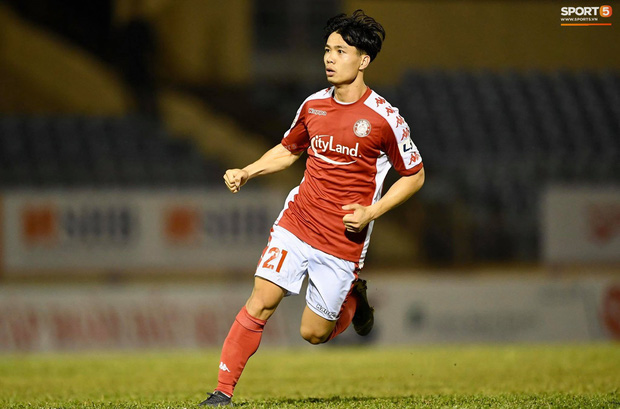 Rất nhanh sau đó, đội bóng TP. Hồ Chí Minh có bàn thắng gỡ hòa ở phút 67. Từ một tình huống cố định, Công Phượng kiến tạo cho Ngô Viết Phú ghi bàn.