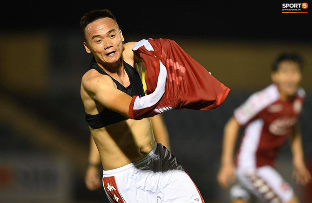 Phút 88, trung vệ Nguyễn Xuân Nam - người được vào sân ít phút hiệp 2 đã ghi bàn giúp đội khách vươn lên dẫn trước.