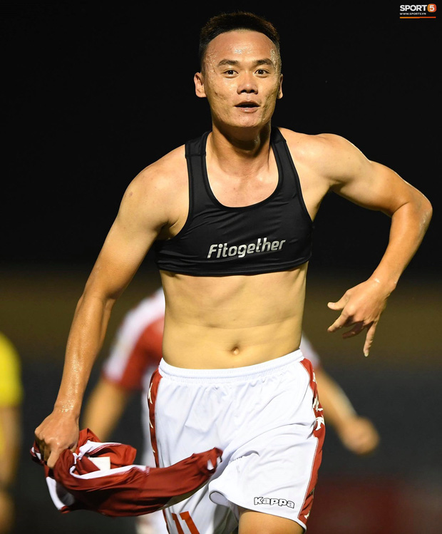 Anh tiếp tục lập công ở phút 90+5, ấn định chiến thắng 3-1 cho thầy trò HLV Chung Hae-seong ngày V.League khai màn.