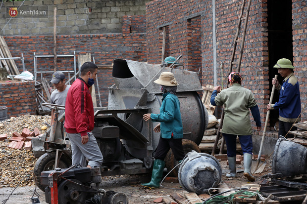 Gia đình chị Anh nhờ bà con trong thôn phụ giúp xây công trình phụ thời gian 
