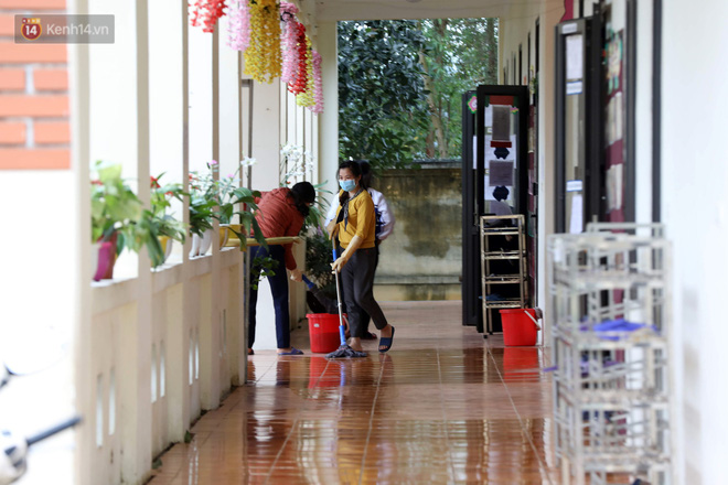 Các cô giáo trường mầm non dọn dẹp trường học mỗi ngày.