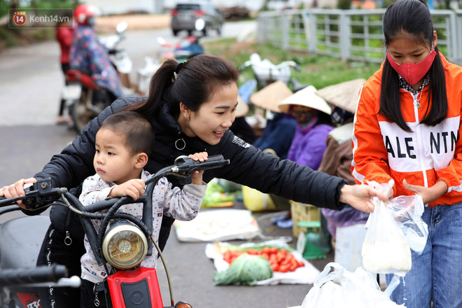Khung cảnh tấp nập ở nơi trước đó là chốt kiểm soát.