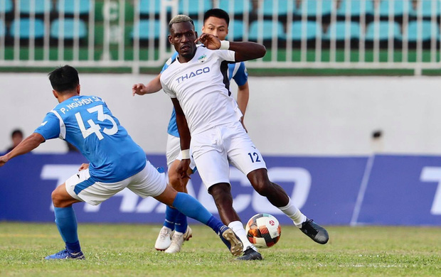 Tiền vệ Kelly Kester chưa được sự hòa nhập tốt trong đội hình HAGL. Anh chỉ nổi trội ở khoản phòng ngự, trong khi thường xuyên bị lỡ nhịp tấn công cùng các đồng đội.