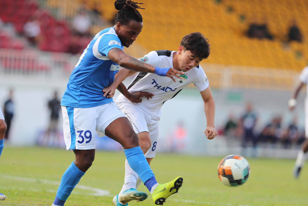 Ở trận này, HAGL được đánh giá yếu thế hơn khi Than Quảng Ninh có được sự phục vụ của nhiều ngoại binh đã quen thuộc sân chơi V.League 2020.