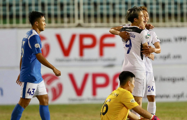 Văn Toàn và Ngọc Quang ăn mừng bàn thắng.