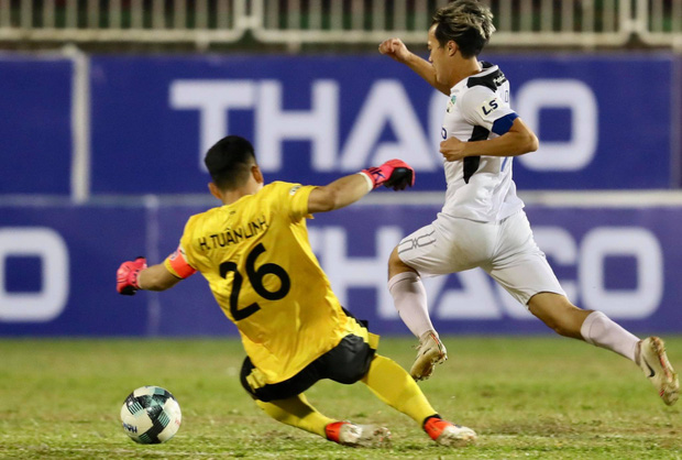 Tiền đạo Văn Toàn có pha bứt tốc ấn tượng, vượt qua thủ môn Tuấn Linh và chuyền bóng để Châu Ngọc Quang dứt điểm ghi bàn thắng duy nhất của trận đấu.