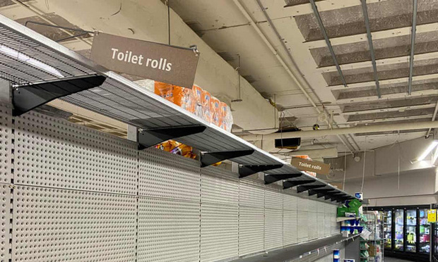 Kệ bán giấy vệ sinh trống trơn ở Úc. Ảnh: Guardian