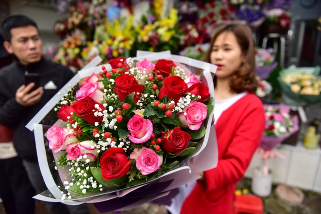 Chỉ còn ít ngày nữa là Quốc tế Phụ nữ mùng 8/3 nhưng giá hoa tươi lại xuống thấp chưa từng có