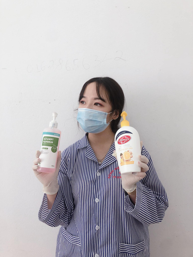 Bao tay, nước rửa tay, nước sát khuẩn cũng được chuẩn bị khá đầy đủ