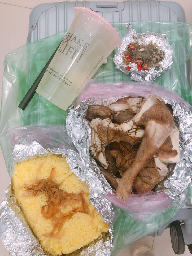 Đồ ăn cũng được ship tới tận nơi trong thời gian cô cách ly tại bệnh viện