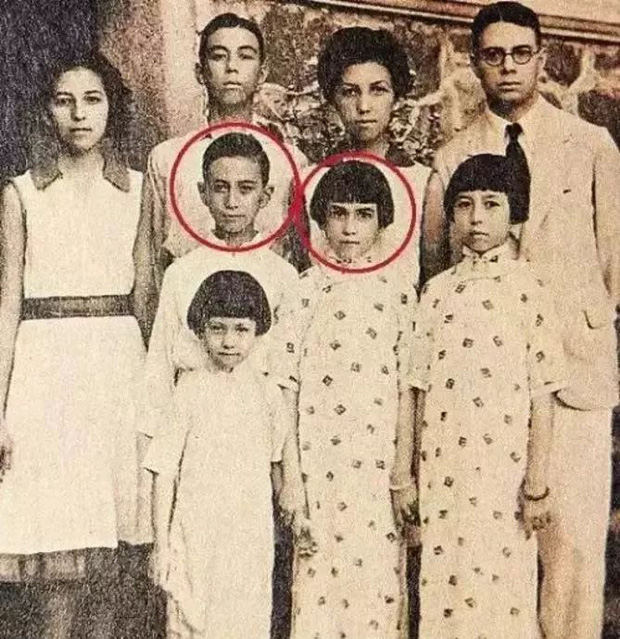 Hà Uyển Kỳ là con thứ 10 trong gia đình, em gái 