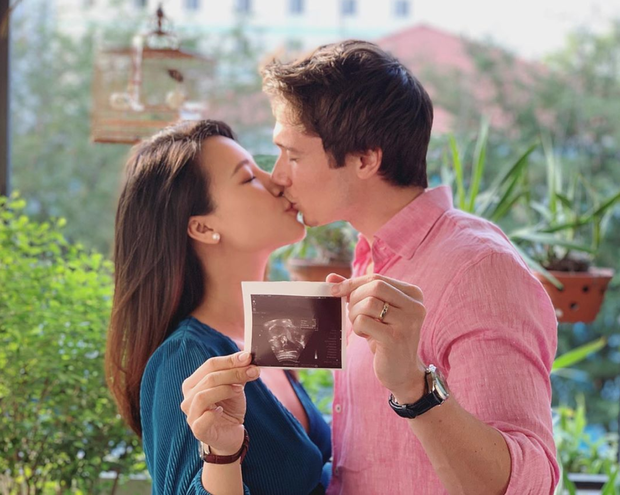 MC Hoàng Oanh và ông xã ngoại quốc công khai ảnh siêu âm con đầu lòng.