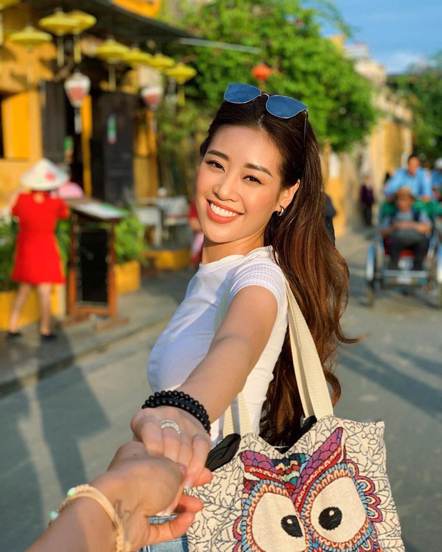 HH Khánh Vân xinh đẹp hút mắt trong kiểu tóc mái dài quen thuộc.