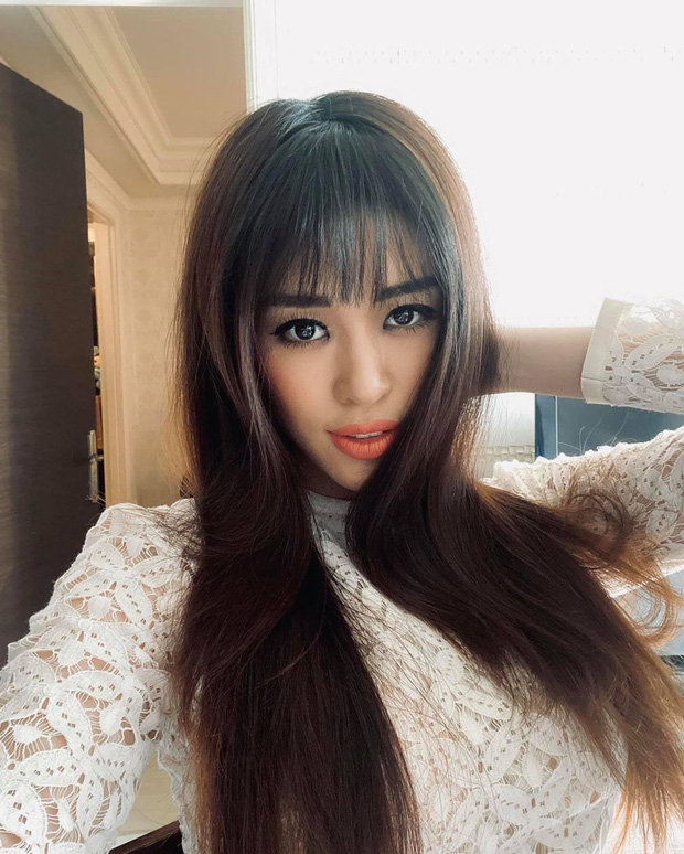 Nhưng đổi sang kiểu tóc mái thưa là nhan sắc của cô đã xuống hạng tức thì. Khánh Vân vốn có đường nét gương mặt khá Tây nên kiểu tóc mái thưa mềm mại hoàn toàn không phù hợp với nhan sắc của nàng Hậu.