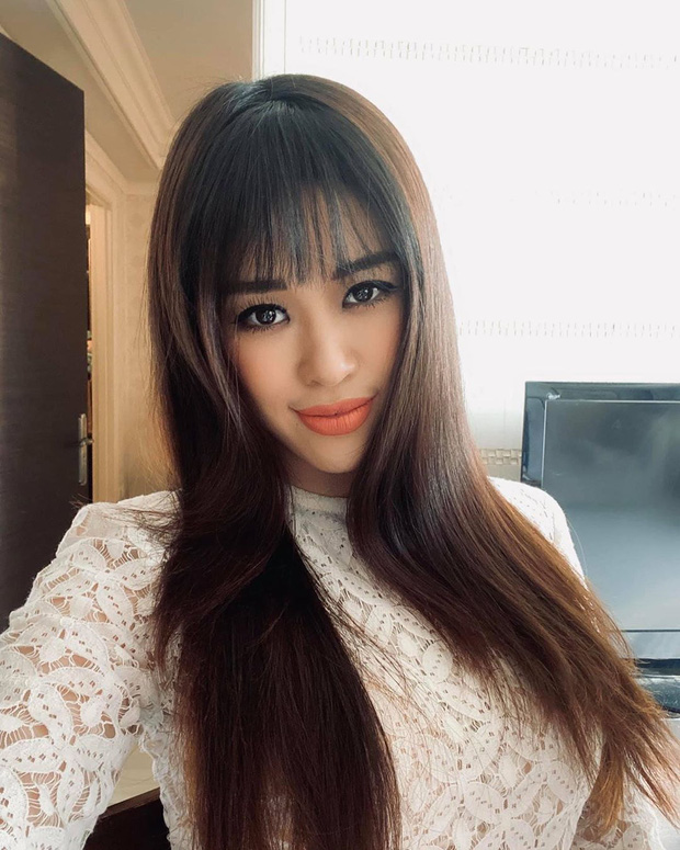 Kiểu tóc này khiến đường nét gương mặt của cô trông nhạt nhòa, không còn ấn tượng như trước.