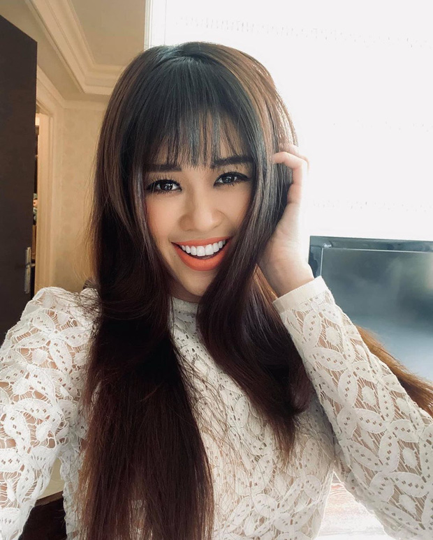 Được biết đây là hình ảnh của Khánh Vân khi thực hiện chương trình mới, cô đã sử dụng mái giả để kẹp dưới mái thật, phần mái giả đơ cứng càng không hài hòa với gương mặt.