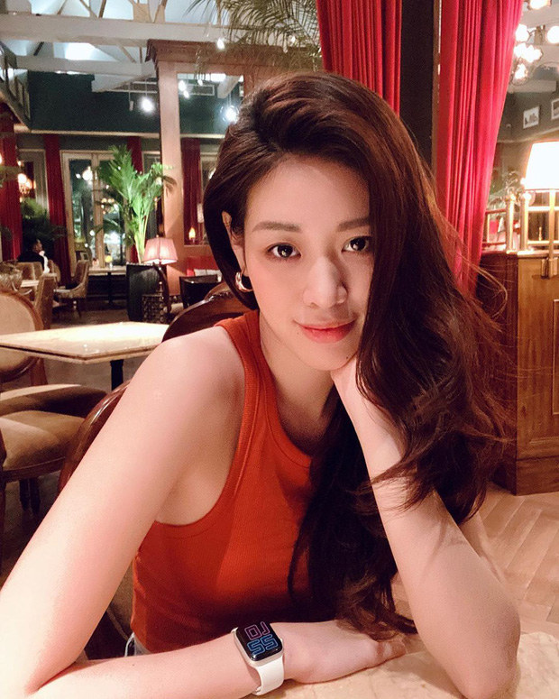 Để tóc mái dài, Khánh Vân trông sang và hút mắt hơn nhiều.