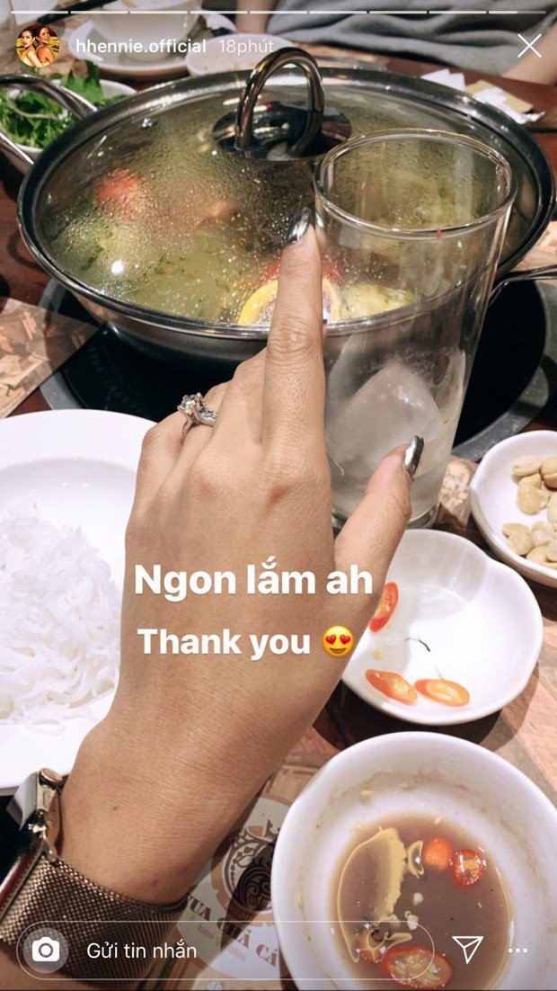 Thậm chí, nhiều khán giả còn đồn đoán rằng chiếc nhẫn kim cương cỡ khủng này là do chính bạn trai của H'Hen Niê tặng.