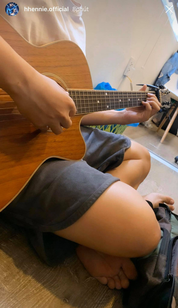 H'Hen Niê chia sẻ khoảnh khắc ngọt ngào bên bạn trai giấu mặt.