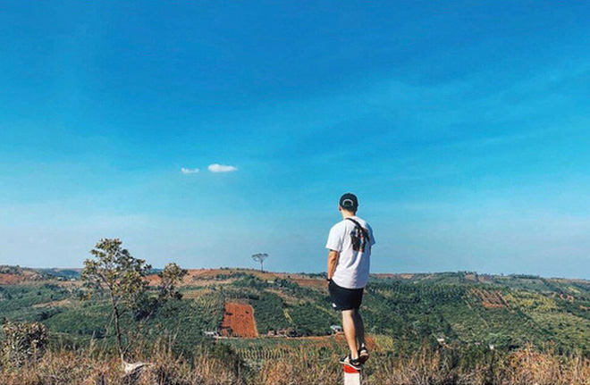 Bạn trai cũng rất nuông chiều nàng Hậu khi sẵn lòng tháp tùng H'Hen Niê từ Đăk Lắk về Sài Gòn bằng ô tô.