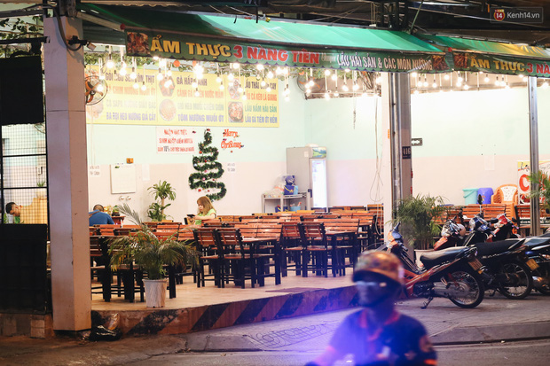 Quán nhậu này có nhiều nhân viên nhưng chỉ ngồi chơi không vì quán không có khách.