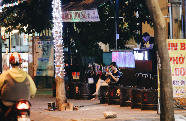 Nhân viên quán ra ngồi phía trước để 