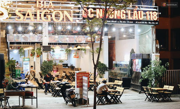 Quán ốc nướng rộng rãi chỉ có nhân viên ngồi giả làm khách để 