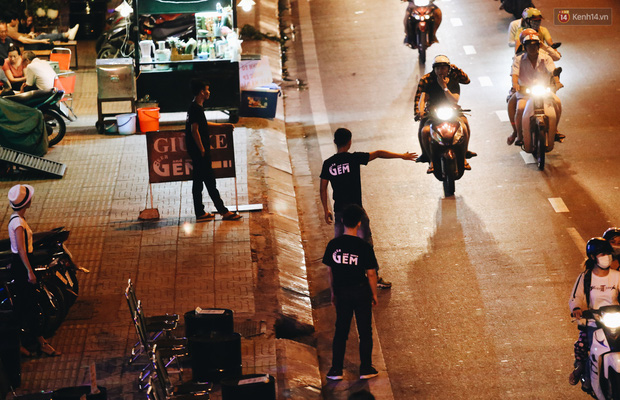 Nhân viên quán này phải xuống tận đường vẫy khách.