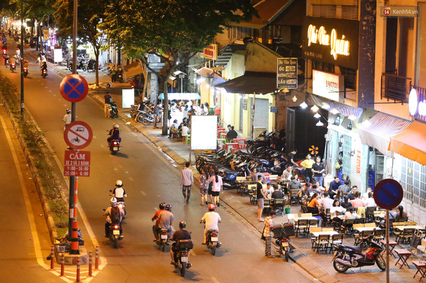 Thời điểm chúng tôi ghi nhận là giờ vàng từ 18h - 21h nhưng quán nhậu trên đường Phạm Văn Đồng chỉ lác đác khách, có quán chỉ có bàn trống.
