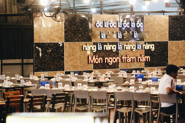 Bàn ghế sắp xếp ngay ngắn sát nhau nhưng không có khách.