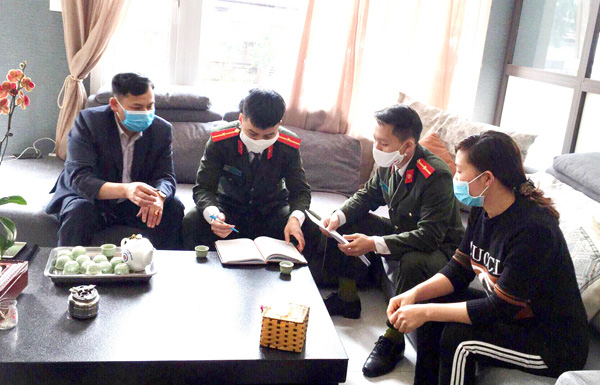 Công an huyện Sa Pa (Lào Cai) tiến hành rà soát xác minh các trường hợp có tiếp xúc với 2 du khách người Pháp. Ảnh: Hồng Loan