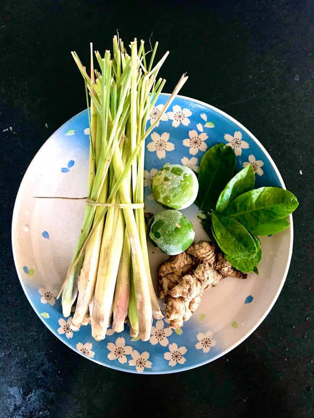 Chanh - sả - gừng là những nguyên liệu chính làm nước uống tốt lúc giao mùa. Ảnh minh họa.