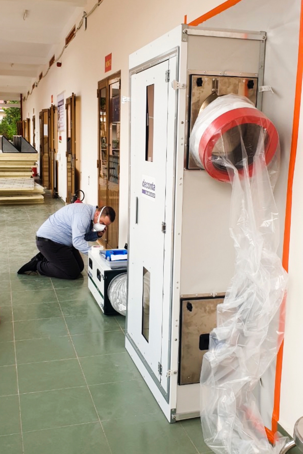 Ông Rob De Zwart, chuyên gia cao cấp của tập đoàn Y tế Deconta (Đức) đang cùng đội ngũ kỹ thuật set up hệ thống cách ly áp lực âm tại các phòng cách ly các bệnh viện.