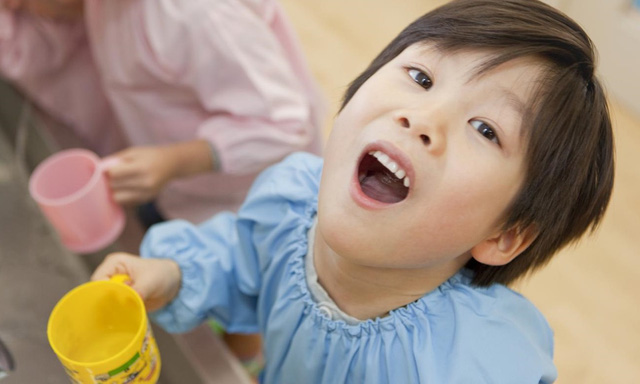 Theo chuyên gia, trẻ nhỏ súc miệng nước muối không đúng còn nguy hại sức khỏe. Ảnh minh họa